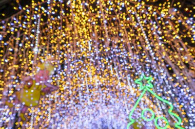Yeni yılı kutlamak için Noel ışıkları tarafından oluşturulan bulanık bokeh arka plan. Güzel Noel ışıkları arka planı ve arka planı her tasarım ya da Noel tebrik kartı için kullanılabilir..
