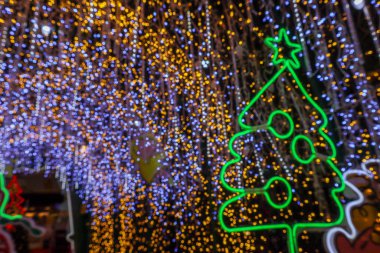 Yeni yılı kutlamak için Noel ışıkları tarafından oluşturulan bulanık bokeh arka plan. Güzel Noel ışıkları arka planı ve arka planı her tasarım ya da Noel tebrik kartı için kullanılabilir..