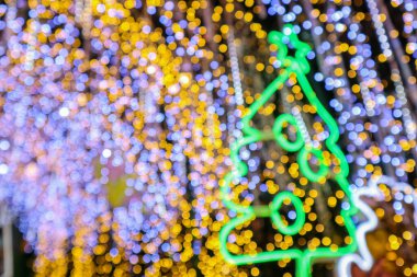 Yeni yılı kutlamak için Noel ışıkları tarafından oluşturulan bulanık bokeh arka plan. Güzel Noel ışıkları arka planı ve arka planı her tasarım ya da Noel tebrik kartı için kullanılabilir..