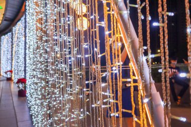 Yeni yılı kutlamak için Noel ışıkları tarafından oluşturulan bulanık bokeh arka plan. Güzel Noel ışıkları arka planı ve arka planı her tasarım ya da Noel tebrik kartı için kullanılabilir..