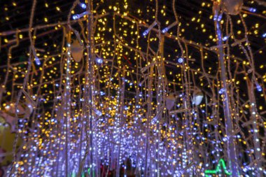 Yeni yılı kutlamak için Noel ışıkları tarafından oluşturulan bulanık bokeh arka plan. Güzel Noel ışıkları arka planı ve arka planı her tasarım ya da Noel tebrik kartı için kullanılabilir..