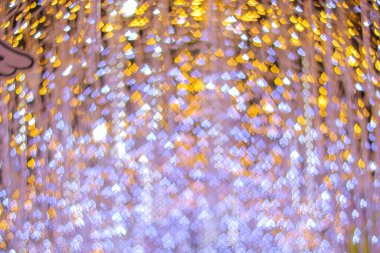 Yeni yılı kutlamak için Noel ışıkları tarafından oluşturulan bulanık bokeh arka plan. Güzel Noel ışıkları arka planı ve arka planı her tasarım ya da Noel tebrik kartı için kullanılabilir..