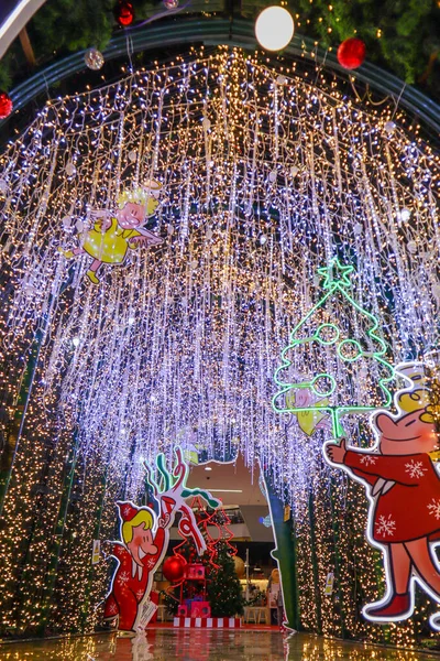 Latar Belakang Bokeh Kabur Diciptakan Oleh Lampu Natal Untuk Merayakan — Stok Foto