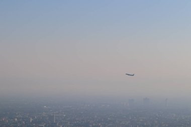 Chiang Mai şehri üzerindeki sabah sisinin bulanık görüntüleri orman yangınlarının yol açtığı duman sorununa ve sisle gelen küçük toz yüzünden halk sağlığı sorunlarına yol açıyor. .