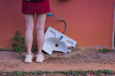 Yere düşen lavabo sorumsuzca kullanıldığı için zarar gördü ve umumi lavaboya zarar verdi. Umumi tuvaletin önünde beyaz bir seramik lavabo hasar gördü..