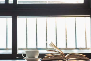 İncil, pencerenin kenarına, İncil 'i anlamak, Tanrı' ya dua etmek ve kendini ve ailesini koruması için yerleştirilmişti. Kutsal kitabı ve Tanrı 'ya olan inancı öğrenmek için fikirler..