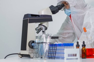 Düz Odaklanma, virüsün yayılmasını tespit etmek ve virüsün yayılmasını engellemek için kırsal bir laboratuvar inşa edildi. Mikroskop ve test tüpleri laboratuara yerleştirilir..