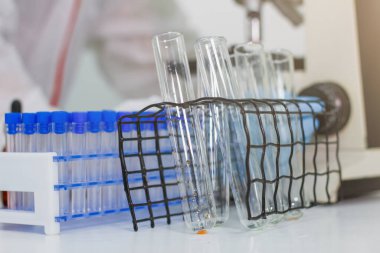 Düz Odaklanma, virüsün yayılmasını tespit etmek ve virüsün yayılmasını engellemek için kırsal bir laboratuvar inşa edildi. Mikroskop ve test tüpleri laboratuara yerleştirilir..