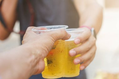 Bulanık görüntüler, barbekü partisi (BBQ) işten sonra satış hedefine ulaşan başarıyı kutlamak için. Bir grup iş arkadaşı bir barbekü partisi düzenledi ve başarıyı kutlamak için bira içtiler..