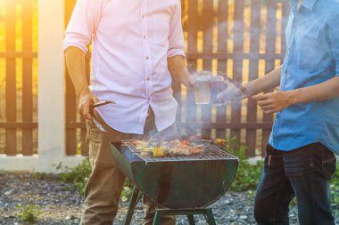 Bulanık görüntüler, barbekü partisi (BBQ) işten sonra satış hedefine ulaşan başarıyı kutlamak için. Bir grup iş arkadaşı bir barbekü partisi düzenledi ve başarıyı kutlamak için bira içtiler..