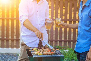Bulanık görüntüler, barbekü partisi (BBQ) işten sonra satış hedefine ulaşan başarıyı kutlamak için. Bir grup iş arkadaşı bir barbekü partisi düzenledi ve başarıyı kutlamak için bira içtiler..