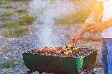 Bulanık görüntüler, barbekü partisi (BBQ) işten sonra satış hedefine ulaşan başarıyı kutlamak için. Bir grup iş arkadaşı bir barbekü partisi düzenledi ve başarıyı kutlamak için bira içtiler..