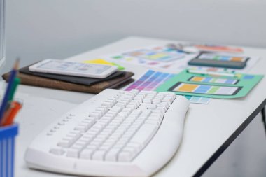 UI UX web tasarımcılarından oluşan bir ekip, UI UX UX Front Designer Preview ile mobil yanıt veren bir web sitesi geliştirmek için birlikte çalışıyor. Web sitesi geliştirme konsepti UI UX ön uç tasarımcısı