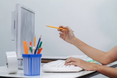 UI UX web tasarımcılarından oluşan bir ekip, UI UX UX Front Designer Preview ile mobil yanıt veren bir web sitesi geliştirmek için birlikte çalışıyor. Web sitesi geliştirme konsepti UI UX ön uç tasarımcısı