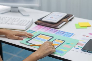 Web tasarımcıları UI UX UX Front Designer Önizleme Web Sitesi Geliştirme UI UX ön uç tasarımcısı, evden çalışma ile ilgili web teçhizatı geliştirmek için birlikte çalışıyorlar.