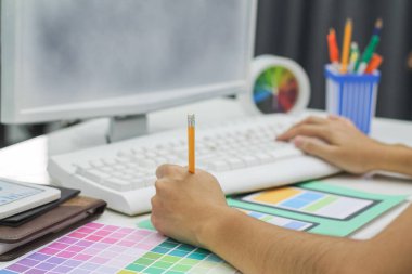 Pürüzsüz Odaklanma ve Yumuşak Odaklanma, Pazarlama Departmanı ve tasarımcılar ürün tasarımı hakkında müşterileri memnun etmek ve ürün tasarımı örnekleri olarak şekiller ve renkler hakkında tavsiyelerde bulunmak için danışmanlık yapıyorlar..