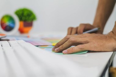 UI UX web tasarımcılarından oluşan bir ekip, UI UX UX Front Designer Preview ile mobil yanıt veren bir web sitesi geliştirmek için birlikte çalışıyor. Web sitesi geliştirme konsepti UI UX ön uç tasarımcısı