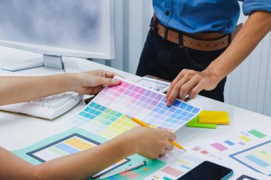 UI UX web tasarımcılarından oluşan bir ekip, UI UX UX Front Designer Preview ile mobil yanıt veren bir web sitesi geliştirmek için birlikte çalışıyor. Web sitesi geliştirme konsepti UI UX ön uç tasarımcısı