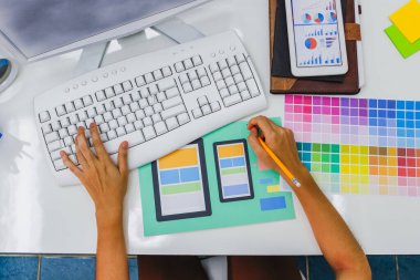 UI UX web tasarımcılarından oluşan bir ekip, UI UX UX Front Designer Preview ile mobil yanıt veren bir web sitesi geliştirmek için birlikte çalışıyor. Web sitesi geliştirme konsepti UI UX ön uç tasarımcısı