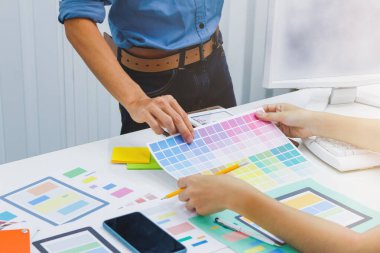 Web tasarımcıları UI UX UX Front Designer Önizleme Web Sitesi Geliştirme UI UX ön uç tasarımcısı, evden çalışma ile ilgili web teçhizatı geliştirmek için birlikte çalışıyorlar.