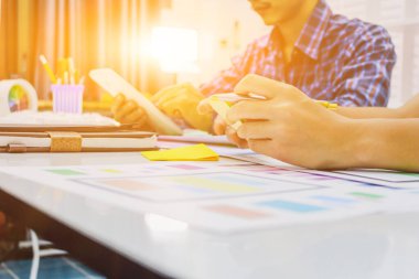 UI UX web tasarımcılarından oluşan bir ekip, UI UX UX Front Designer Preview ile mobil yanıt veren bir web sitesi geliştirmek için birlikte çalışıyor. Web sitesi geliştirme konsepti UI UX ön uç tasarımcısı