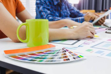 Web tasarımcıları UI UX UX Front Designer Önizleme Web Sitesi Geliştirme UI UX ön uç tasarımcısı, evden çalışma ile ilgili web teçhizatı geliştirmek için birlikte çalışıyorlar.