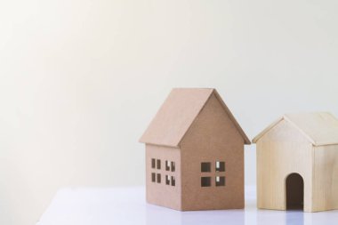 Model ev, mühendislerin ve tasarımcıların masalarının üzerinde yatırımcıları tasarımlarıyla memnun etmek için durur. Emlak yatırımcısını memnun etmek için mimarların ev tasarımı fikirleri.