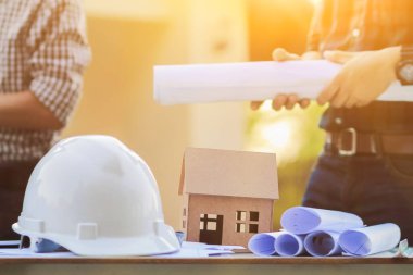 Bulanık görüntü, tasarımcılar ve bir grup mimar ve işadamı birlikte çalışarak büyük bir endüstriyel mimariye yatırım yaparak yatırımı daha karlı hale getirdiler..