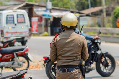 Chiang Mai / Tayland-April14.2020: Polis memurları trafik kazalarının kanıtlarını kaydediyor ve trafik kazalarının tekrarlanmaması için arabalara kolaylık sağlıyor. Polis kanıtları kaydediyor..