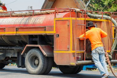 Chiang Mai / Tayland-Nisan 14.2020: Belediye yetkilileri kazadan sonra toprak ve yağ lekelerini temizlemek için yollar temizliyor, yol yüzeyini petrol temizleyicisiyle dolduruyor ve kazara meydana gelen kazaları önlüyor
