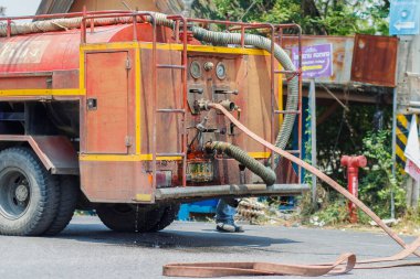Chiang Mai / Tayland-Nisan 14.2020: Belediye yetkilileri kazadan sonra toprak ve yağ lekelerini temizlemek için yollar temizliyor, yol yüzeyini petrol temizleyicisiyle dolduruyor ve kazara meydana gelen kazaları önlüyor