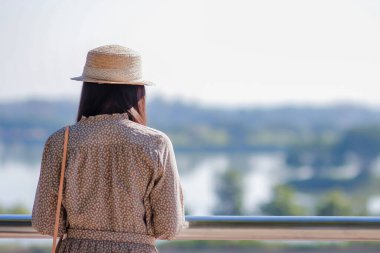 Yumuşak Işık ve Yumuşak Odaklanma, kız Tanrı 'ya inanç ve inanç gücüyle dua etti. Sabahları yalnız gözlem güvertesinin balkonunda. Tanrı 'ya olan inanç kavramları ve gücü