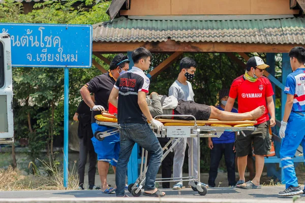 Chiang Mai Thailand April14 2020 Rescuers Assisting Those Injured Motorcycle — Stock Photo, Image