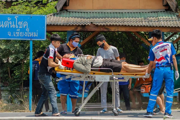 Чиангмай Таиланд Апреля 2020 Спасатели Оказывают Помощь Пострадавшим Аварии Мотоцикле — стоковое фото