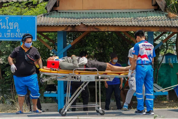 Чиангмай Таиланд Апреля 2020 Спасатели Оказывают Помощь Пострадавшим Аварии Мотоцикле — стоковое фото