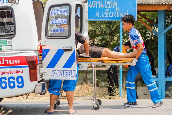 Chiang Mai Thailand April14 2020 Rescuers Assisting Those Injured Motorcycle — Stock Photo, Image