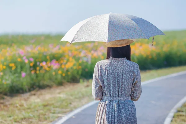 Surfeur Portant Une Robe Vintage Portant Parasol Voyageant Dans Champ — Photo