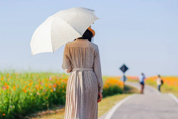 Eine Junge Touristin Hält Einen Sonnenschirm Der Hand Das Riesige — Stockfoto