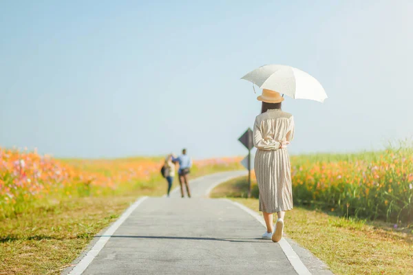Eine Junge Touristin Hält Einen Sonnenschirm Der Hand Das Riesige — Stockfoto
