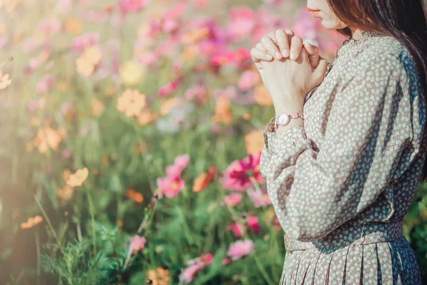 Das Mädchen Betet Gott Mit Dem Glauben Und Der Kraft — Stockfoto