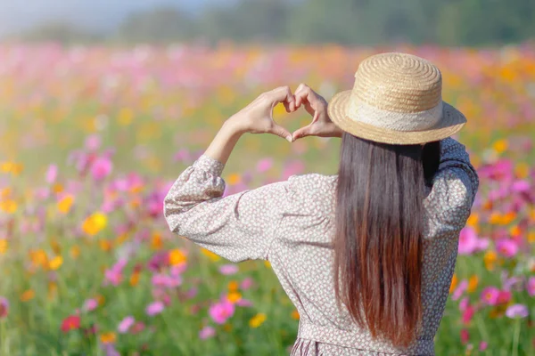 Das Mädchen Benutzt Ihre Hand Ein Herzsymbol Machen Ihrem Liebsten — Stockfoto