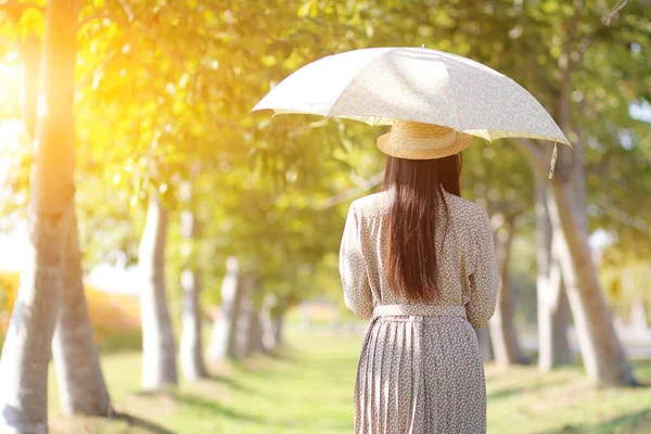 Eine Reisende Vintage Stil Spaziert Mit Einem Sonnenschirm Entlang Eines — Stockfoto
