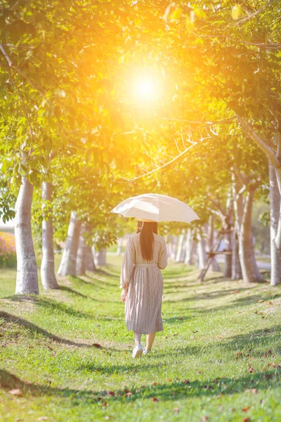 Eine Reisende Vintage Stil Spaziert Mit Einem Sonnenschirm Entlang Eines — Stockfoto