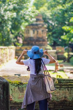 Yumuşak Işık ve Yumuşak Odaklanma, Asyalı bir kadın bir virüs salgını sırasında eve kapatıldıktan sonra tek başına seyahat ediyor. Genç kadınlar yazın seyahat etmek için yolda yürürler.