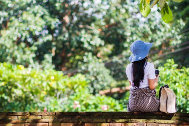 Genç bir fotoğrafçı seyahat ediyor ve bir film kamerasıyla tapınağın etkileyici görüntülerini çekiyor. Genç fotoğrafçı seyahat etmeyi ve Chiang Mai, Tayland 'da etkileyici görüntüler kaydetmeyi seçiyor.
