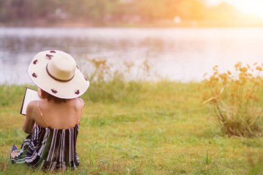 Bulanık bir görüntü, Tanrı 'nın öğretilerini okuyan ve öğrenen genç bir kadın elinde tuttuğu İncil' den Tanrı 'ya olan inanç ve inancıyla tüm öğretilerini öğrenmeye kararlı hale getiriyor..