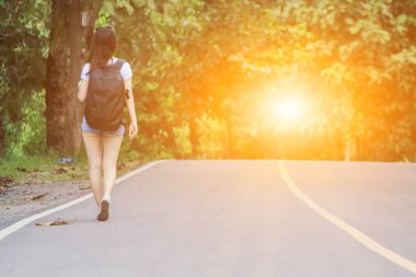 Yumuşak Işık ve Yumuşak Odaklanma, Asyalı bir kadın bir virüs salgını sırasında eve kapatıldıktan sonra tek başına seyahat ediyor. Genç kadınlar yazın seyahat etmek için yolda yürürler.