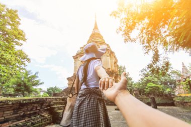 Yumuşak Işık ve Görüntü, Tayland 'ın bir eko-turizmi olan tapınaktaki sanat ve kültürü görmek için genç Asyalı çiftler el ele yürür. Dostluk kavramı, aşk ve sevgiliye şefkat