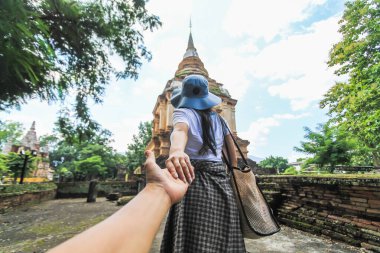 Yumuşak Işık ve Görüntü, Tayland 'ın bir eko-turizmi olan tapınaktaki sanat ve kültürü görmek için genç Asyalı çiftler el ele yürür. Dostluk kavramı, aşk ve sevgiliye şefkat