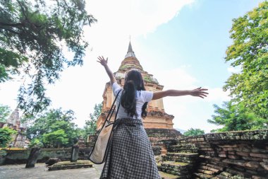 Yumuşak Işık ve Yumuşak Odaklanma, Asyalı bir kadın bir virüs salgını sırasında eve kapatıldıktan sonra tek başına seyahat ediyor. Genç kadınlar yazın seyahat etmek için yolda yürürler.